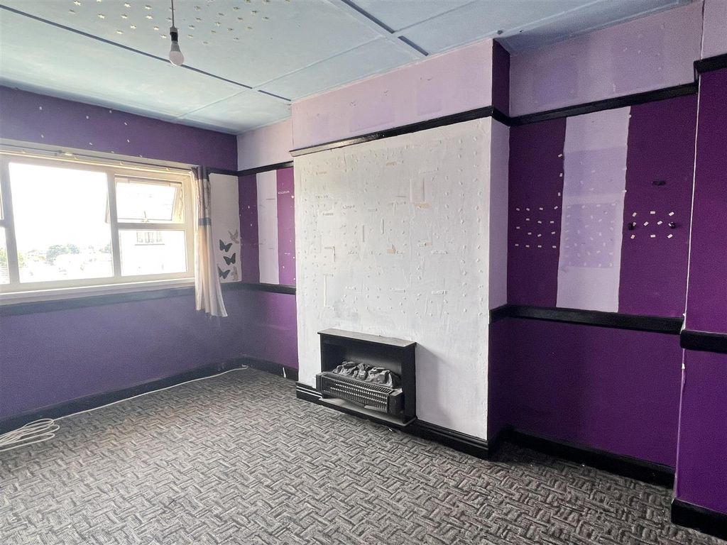 Property photo 2 of 11 Lounge: