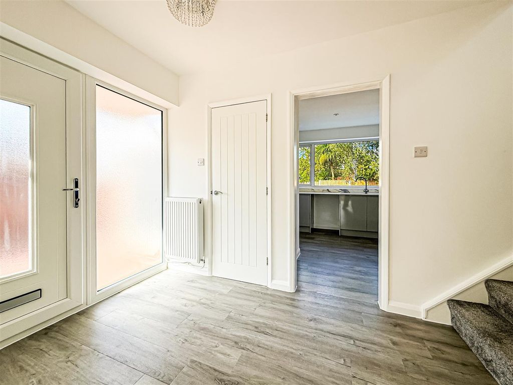 Property photo 2 of 13 Entrance Hall