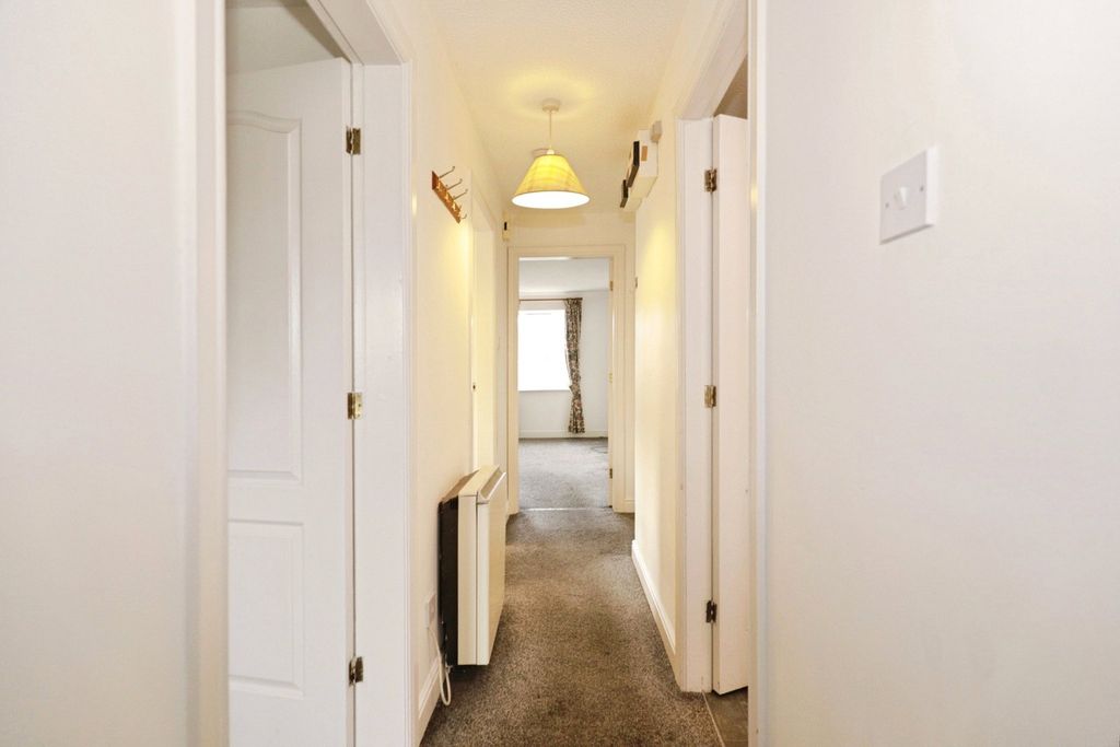 Property photo 2 of 7 Hallway