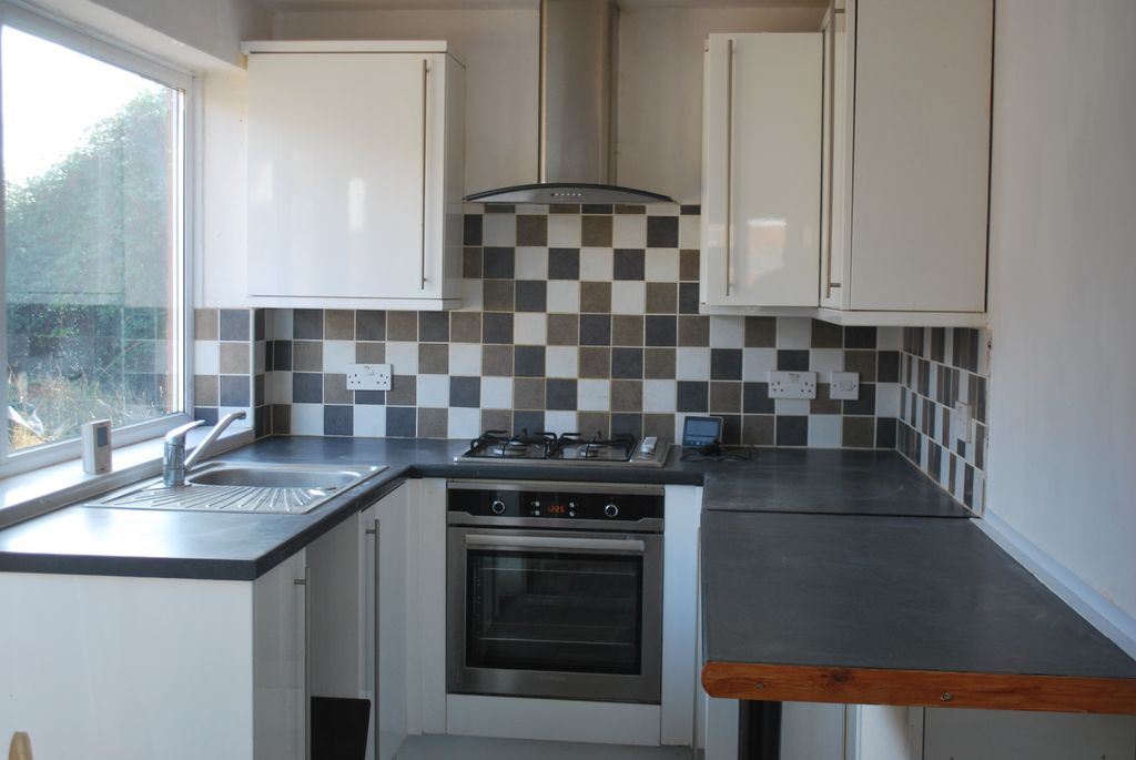 Property photo 2 of 8 Kitchen