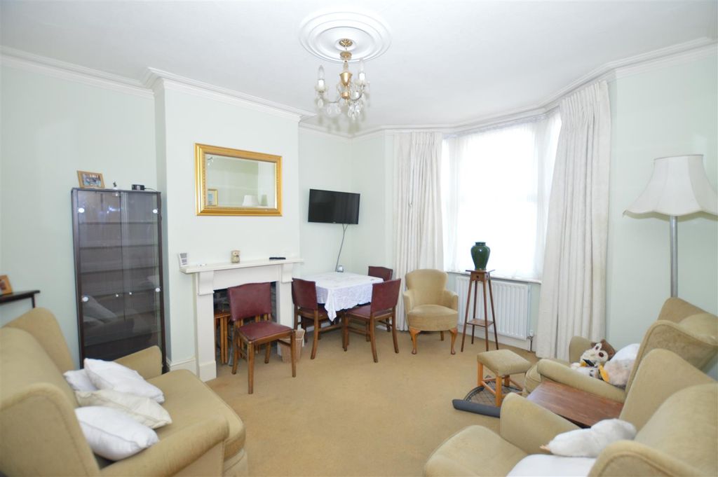 Property photo 2 of 11 450 Hanworth Road Lounge.Jpg