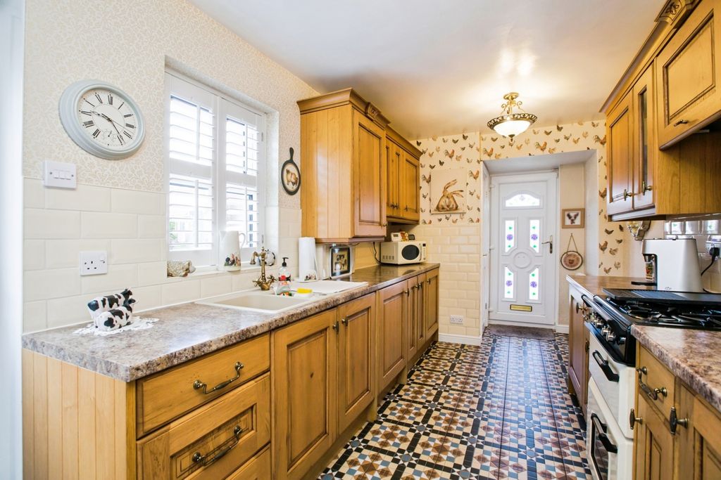 Property photo 3 of 17 Kitchen