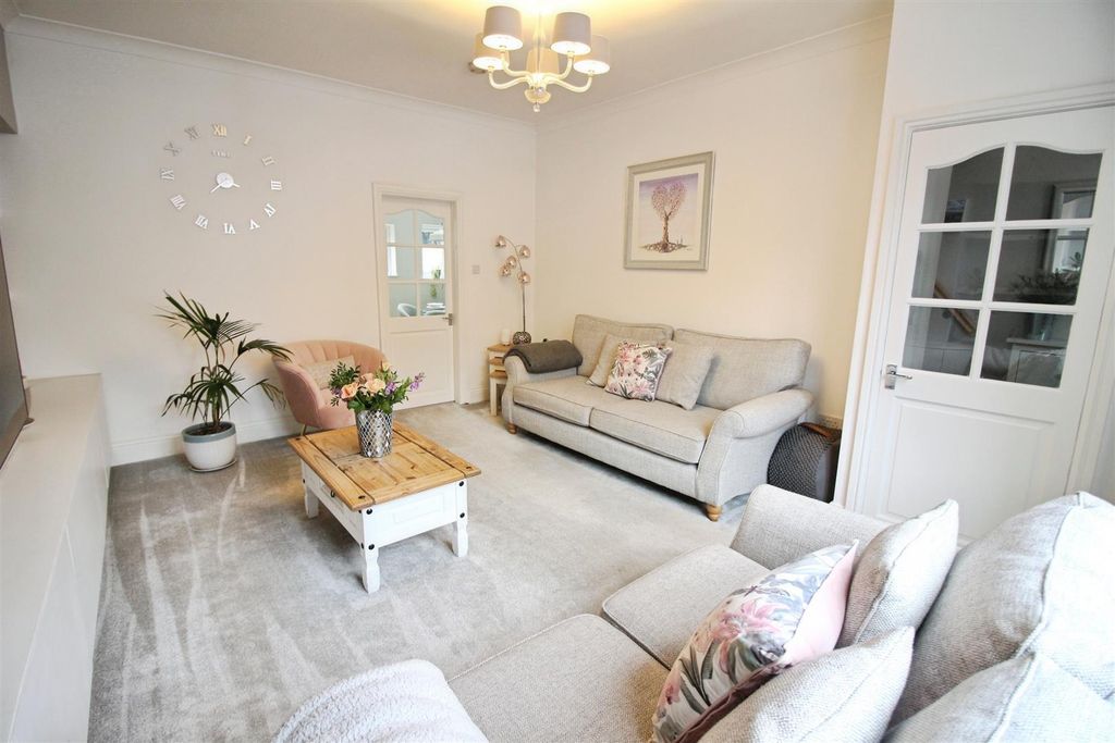 Property photo 3 of 26 Lounge