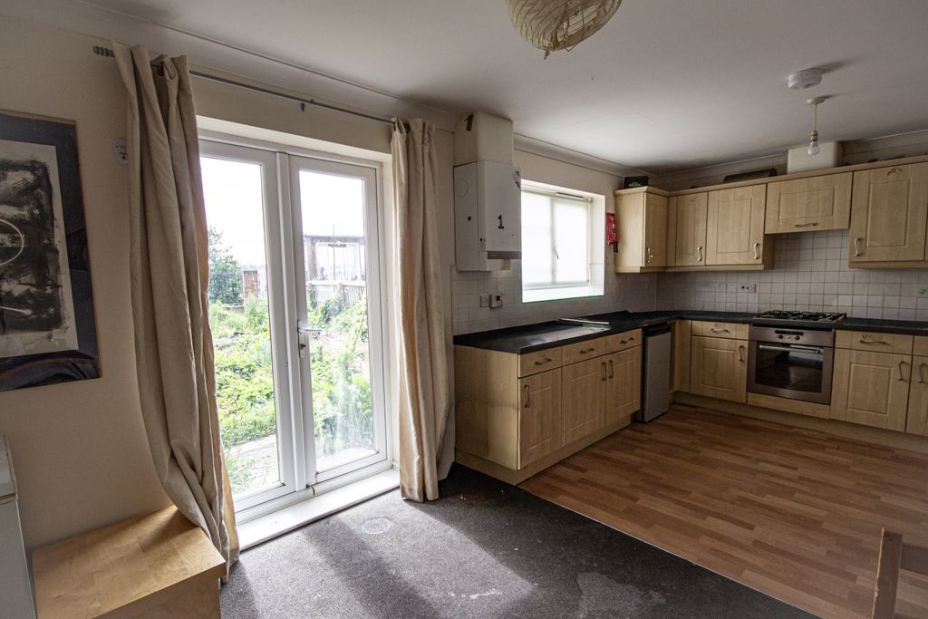 Property photo 3 of 11 4