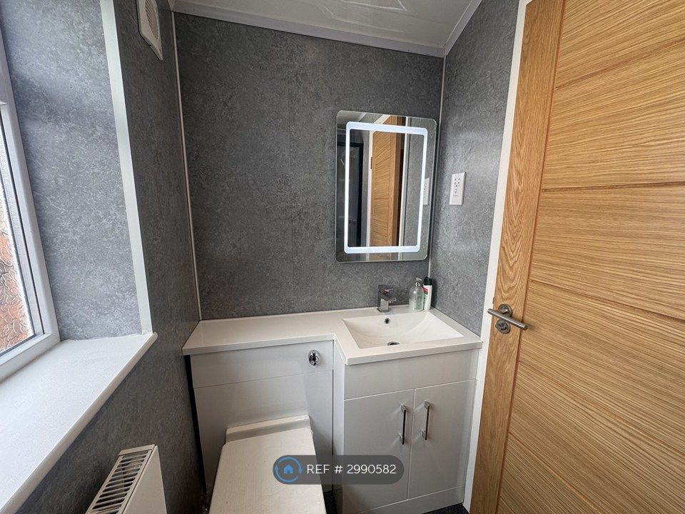 Property photo 2 of 7 Bathroom