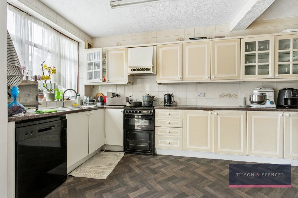 Property photo 3 of 19 260620266_Tils_35 Commonwealth Road _N17 0Pl_010_W