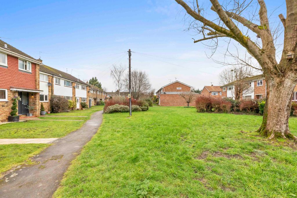 Property photo 2 of 17 5 Du Pre Walk, Hp10 0Qj (Low Res)-14