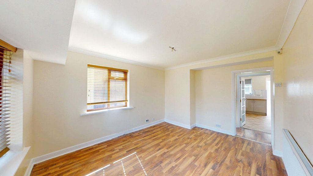 Property photo 3 of 17 Lounge