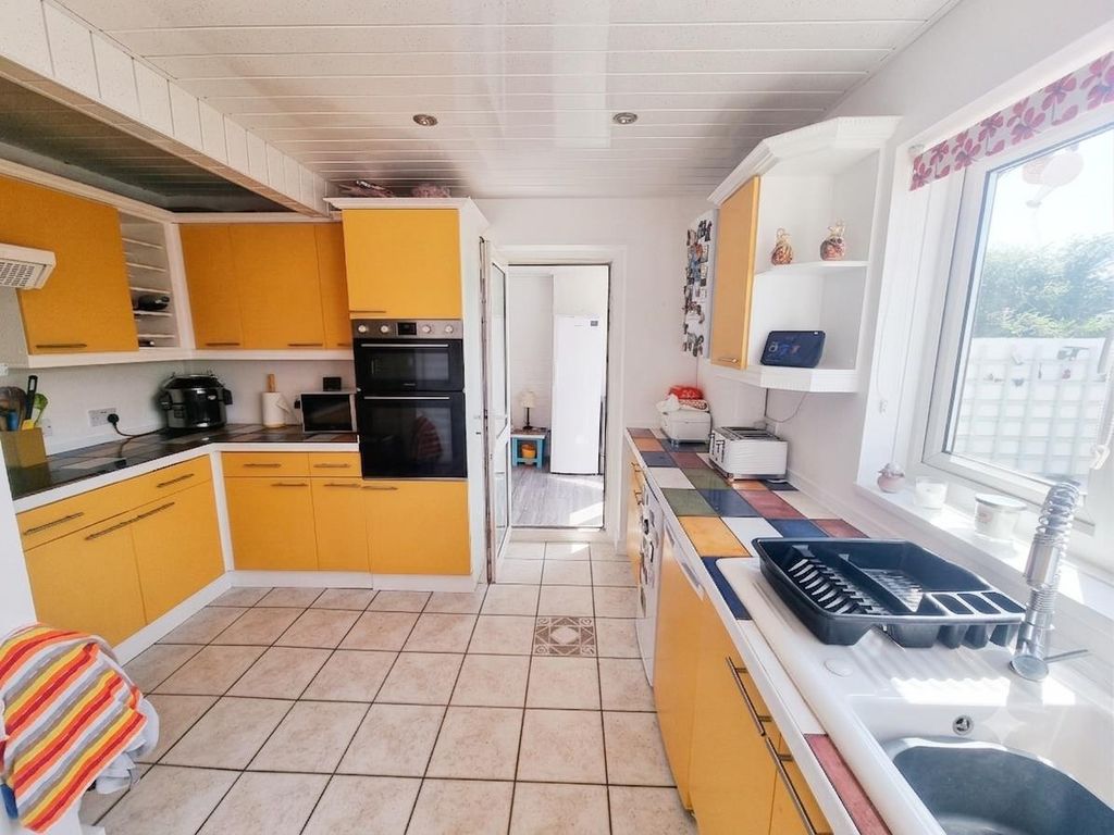 Property photo 3 of 23 Kitchen