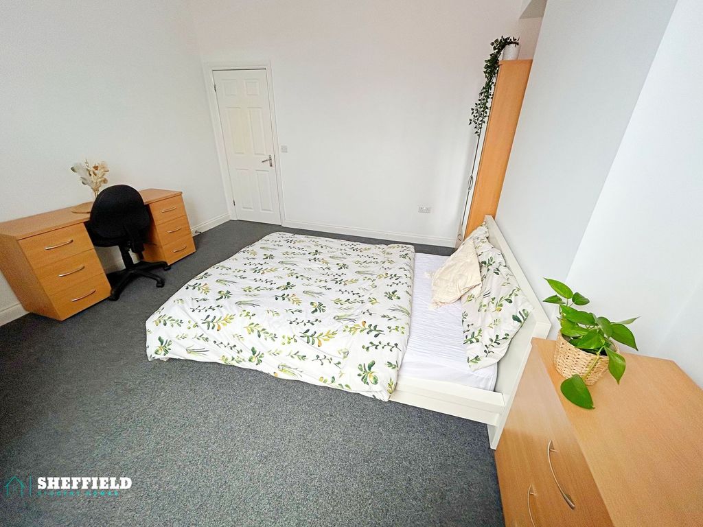 Property photo 3 of 9 Bright, Neatly Presented Double Bedroom With A Low...