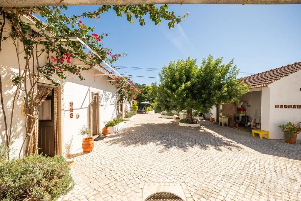 Property photo 2 of 40