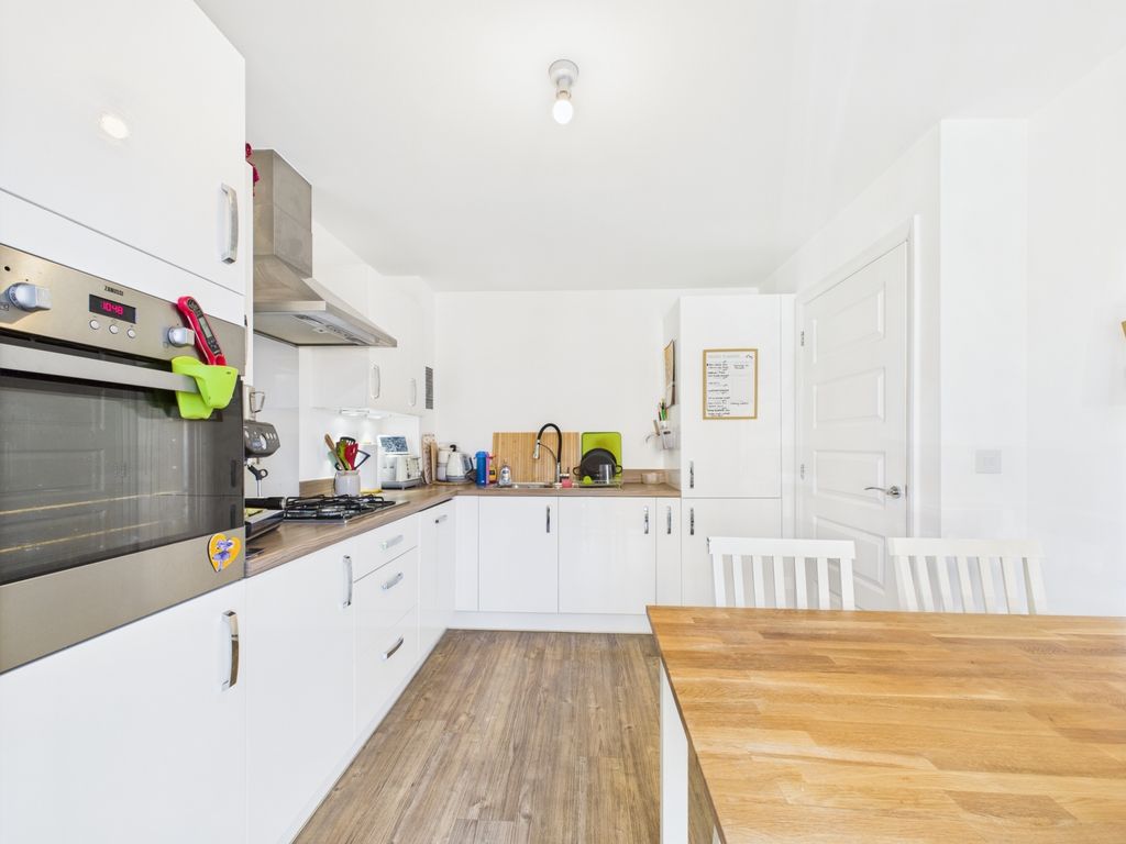 Property photo 2 of 10 Kitchen