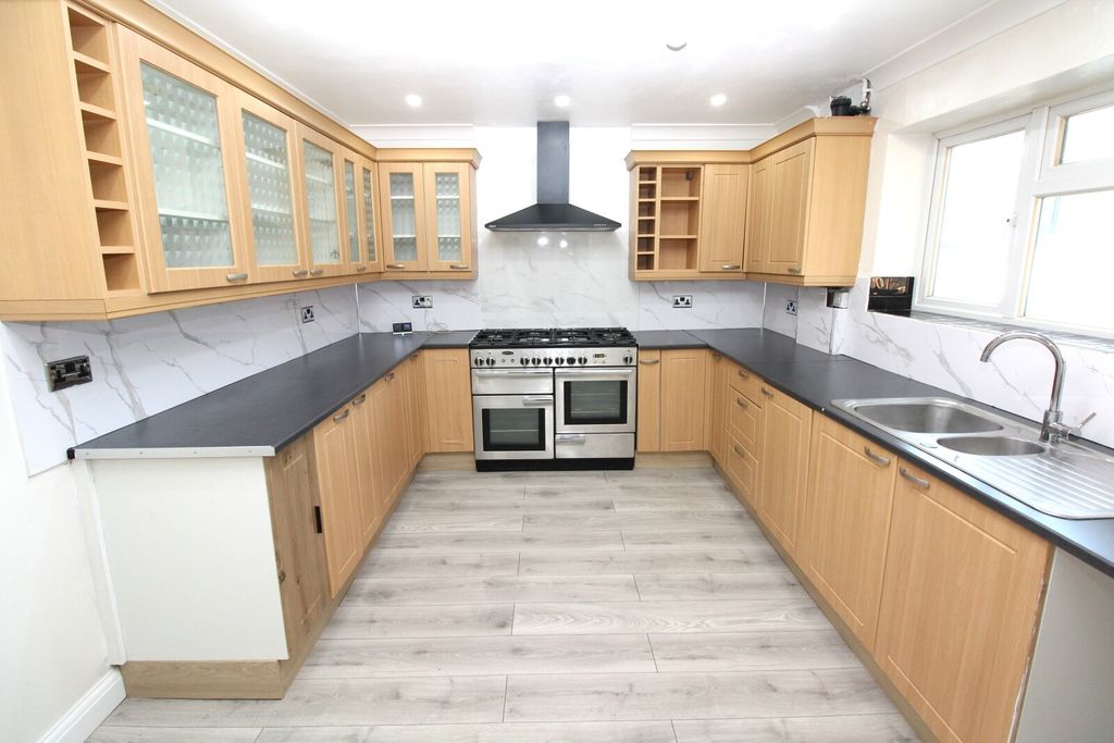 Property photo 3 of 8 Kitchen