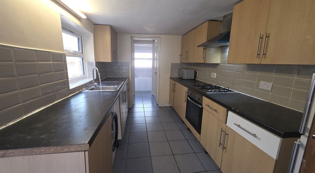 Property photo 2 of 8 Kitchen