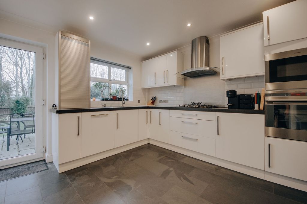 Property photo 3 of 17 Kitchen