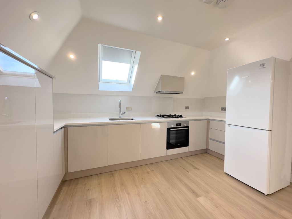 Property photo 3 of 8 Living Room / Kitchen