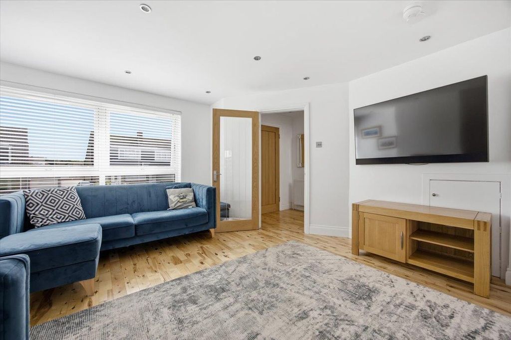 Property photo 2 of 21 09-5_Barrhill_Drive_Kirkintilloch_009.Jpg