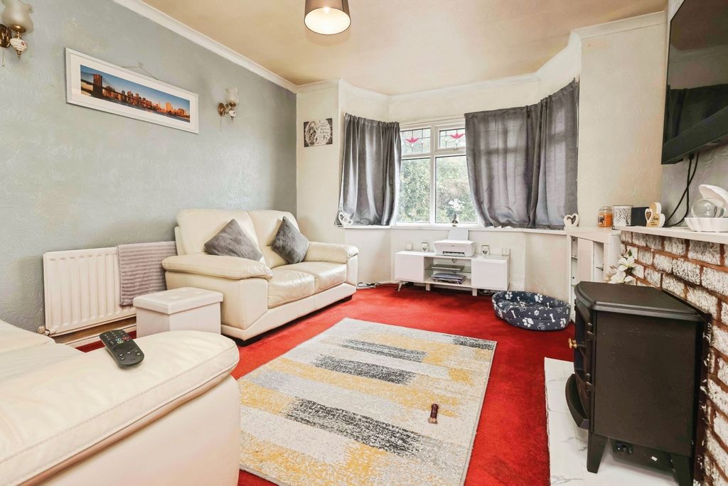 Property photo 3 of 17 Lounge