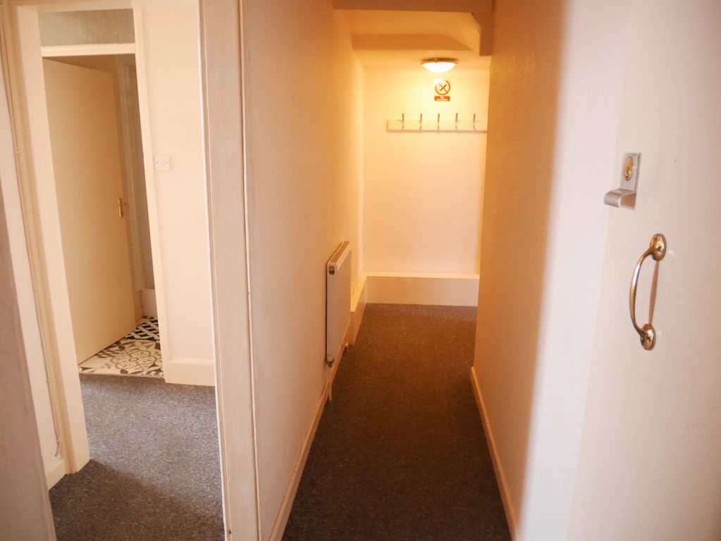 Property photo 2 of 8 Hallway 2