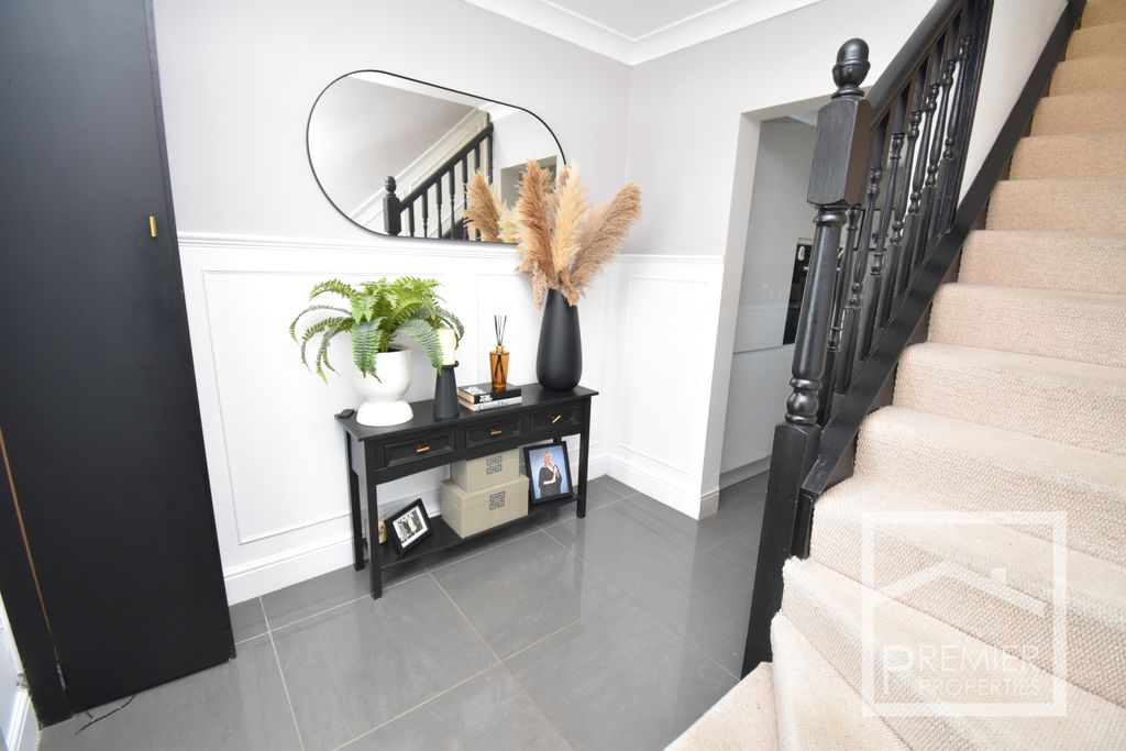 Property photo 3 of 19 Hallway