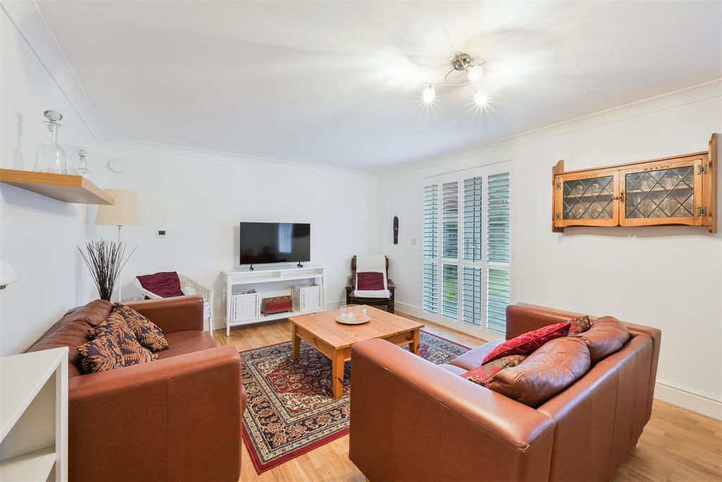 Property photo 3 of 14 Limes Close