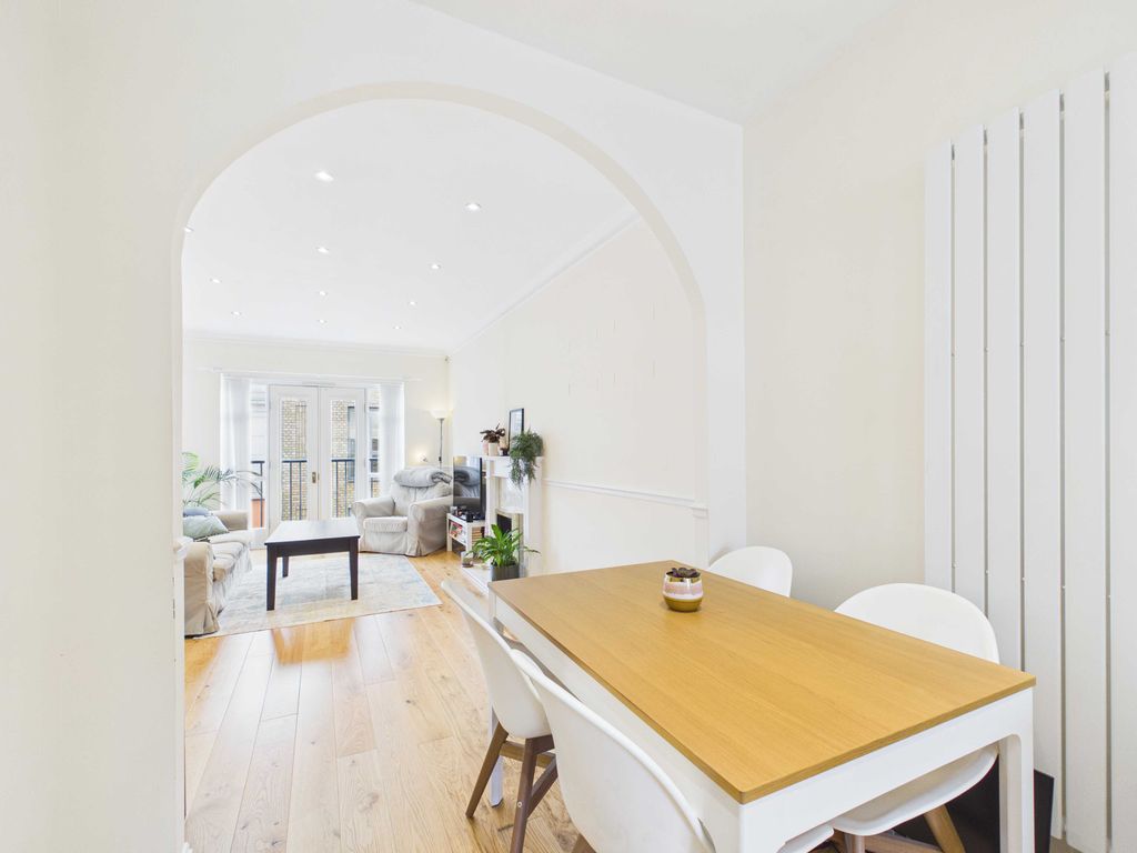 Property photo 3 of 11 Cam03741G0-Pr0165-Still017