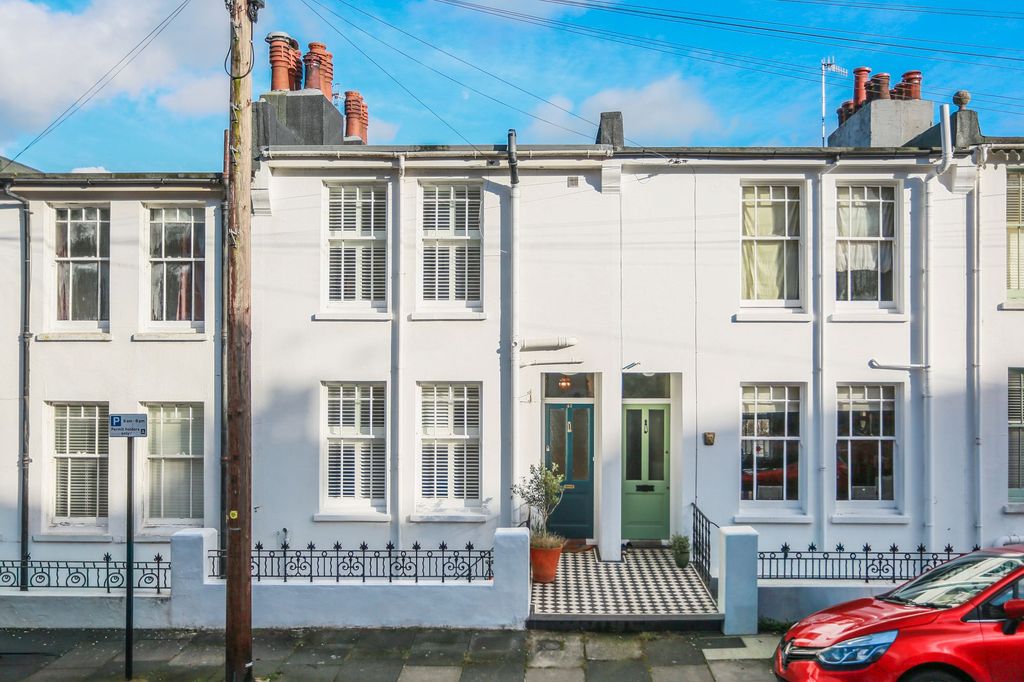 Property photo 1 of 32