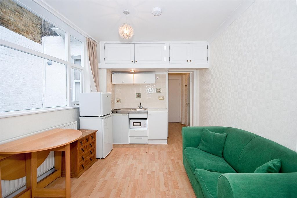 Property photo 2 of 6 Kitchen