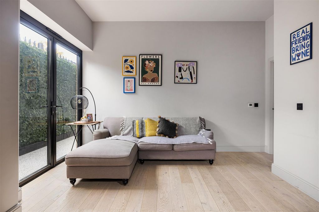 Property photo 3 of 34 Vale Road E7
