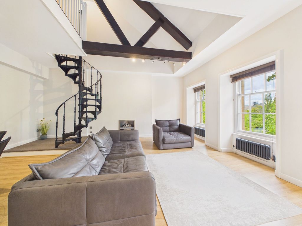 Property photo 1 of 10 Lounge