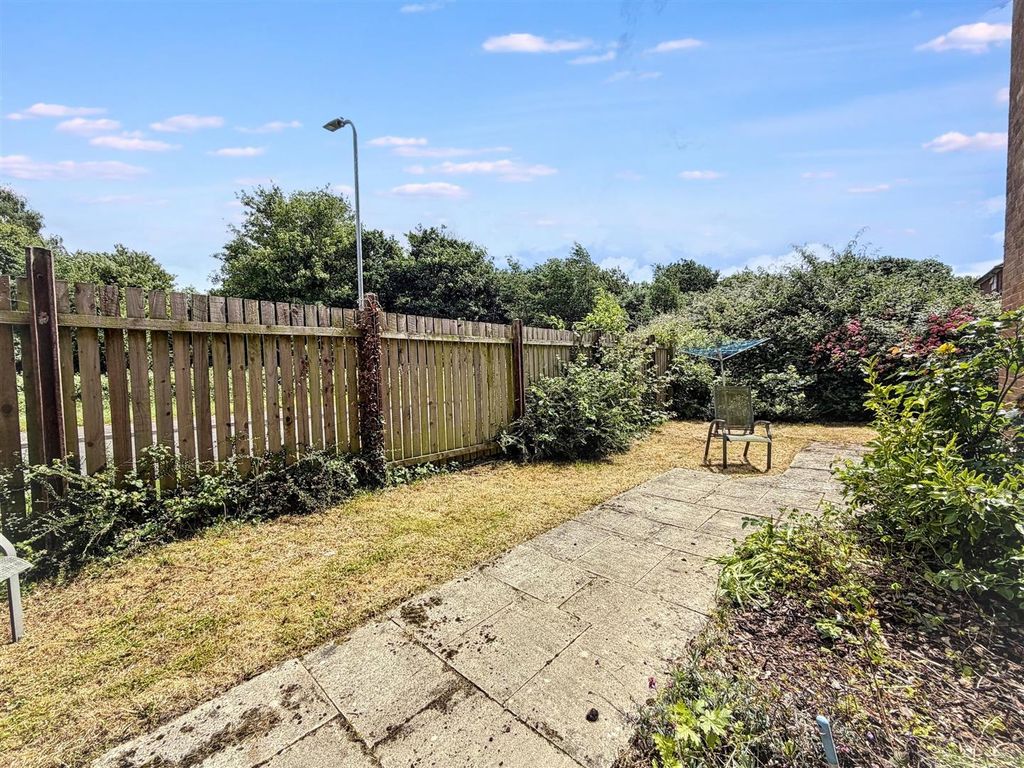 2 bed flat for saleWright Close, Newport NP19 photo 4