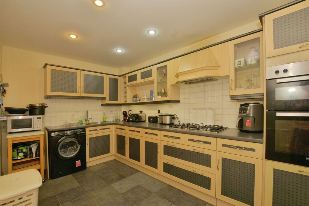 Property photo 3 of 20 Kitchen