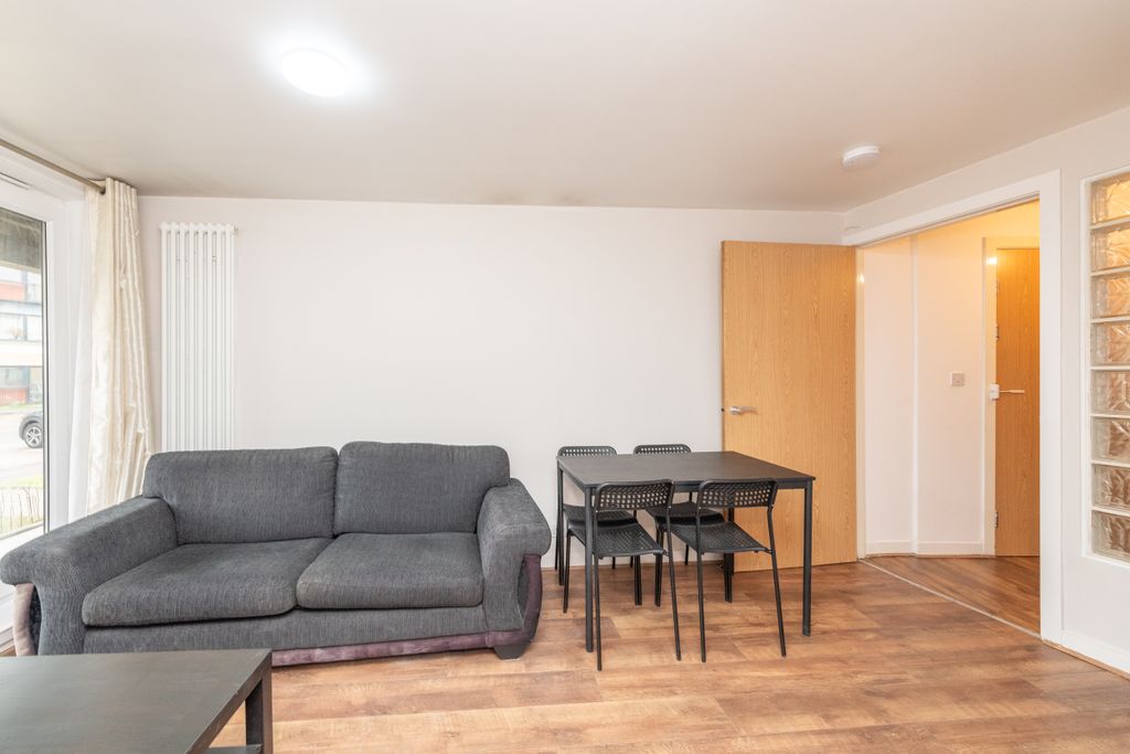 Property photo 3 of 19 Lounge