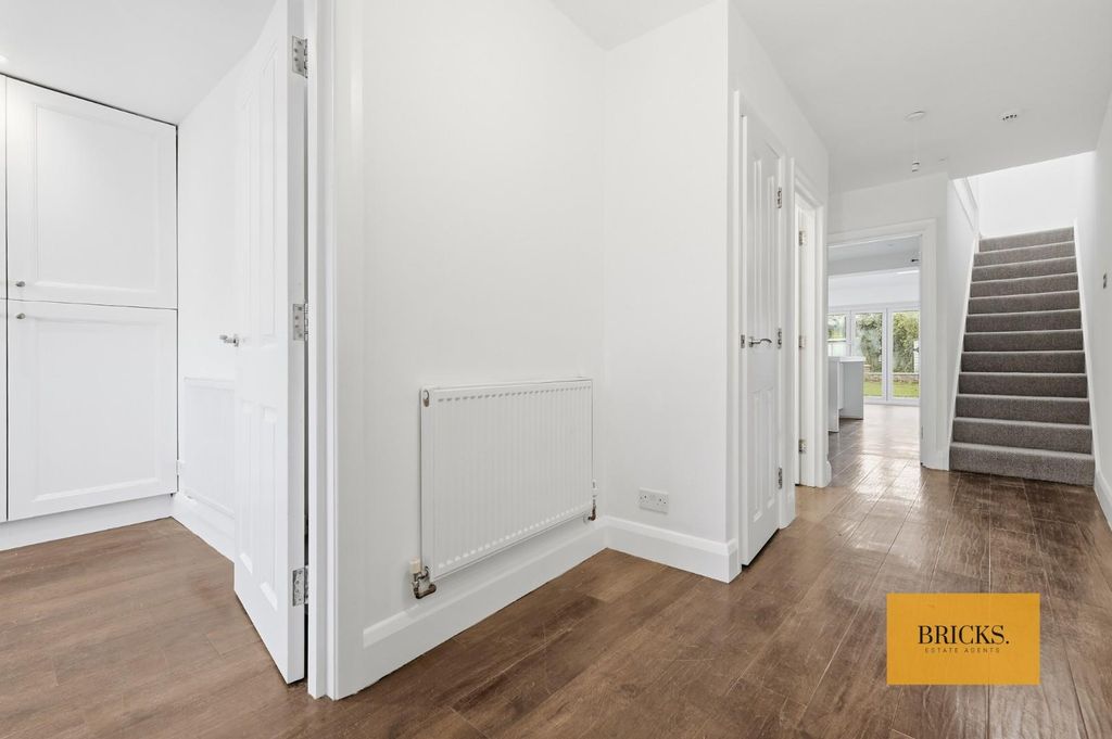 Property photo 2 of 31