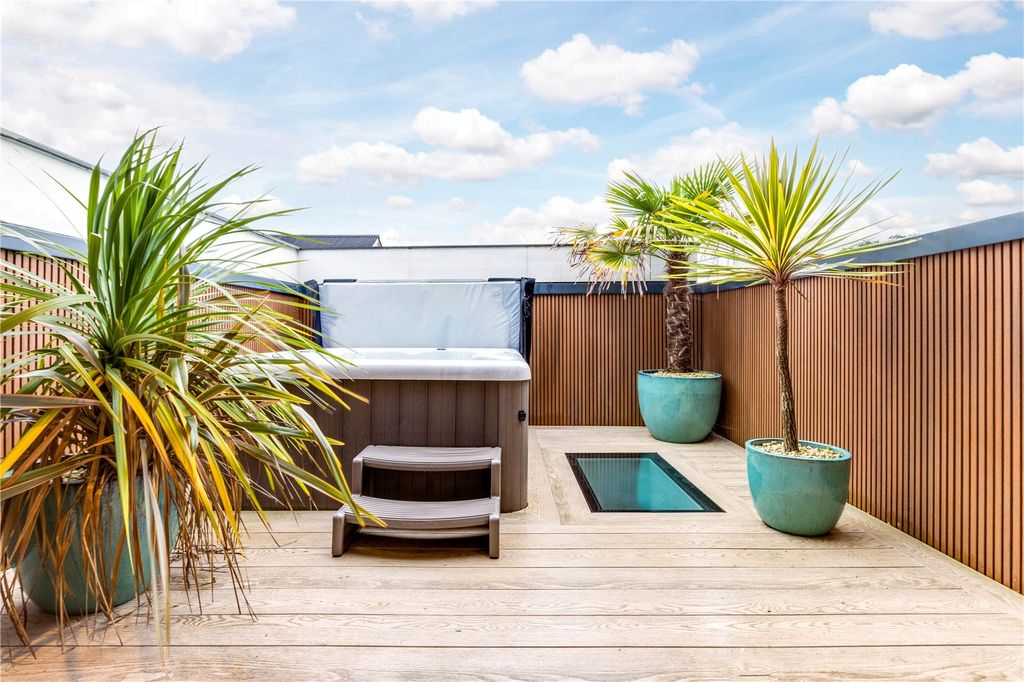 Property photo 3 of 19 Decking Area