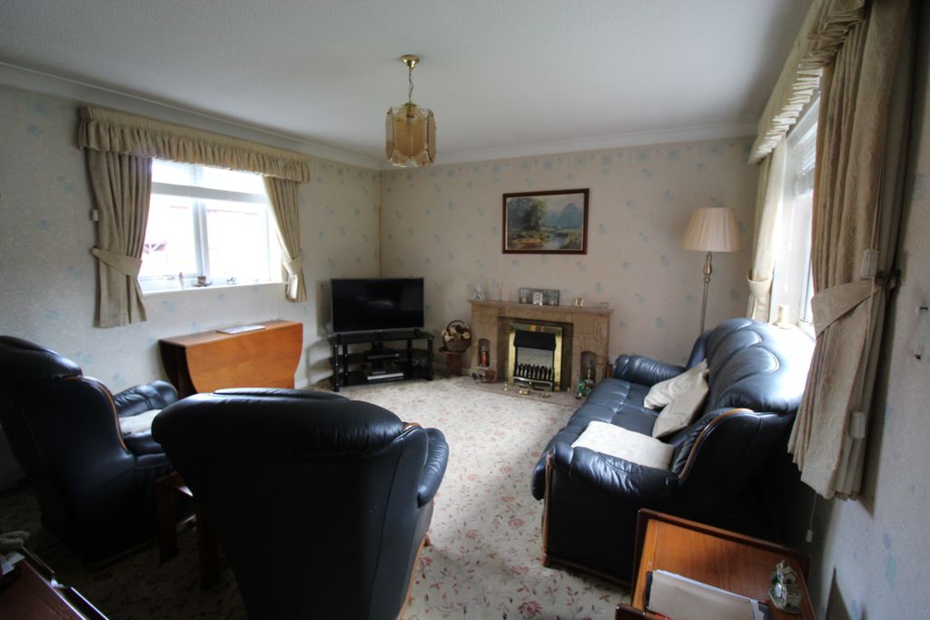 Property photo 3 of 11 Lounge