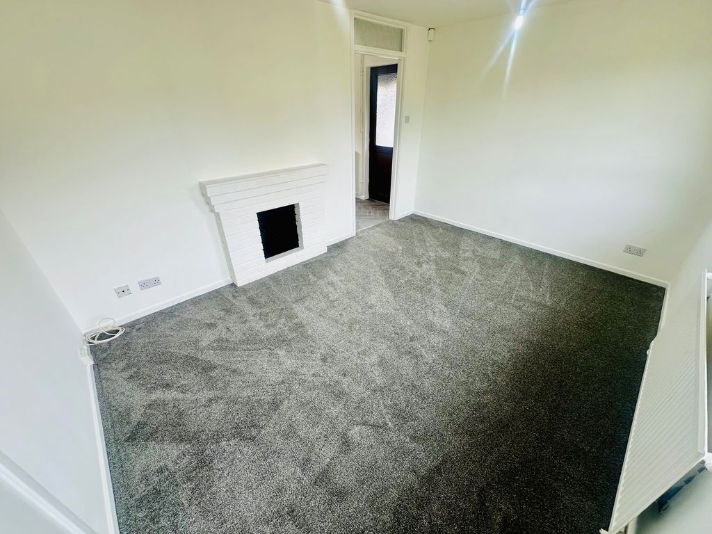 Property photo 3 of 10 Living Room
