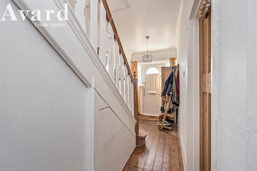 Property photo 2 of 17 Hollingbury Crescent, 19-009.Jpg