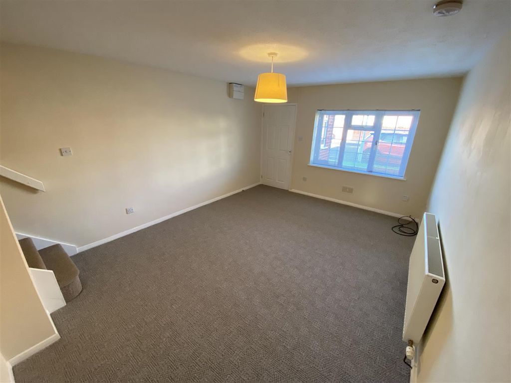 Property photo 3 of 10 Living Roomm