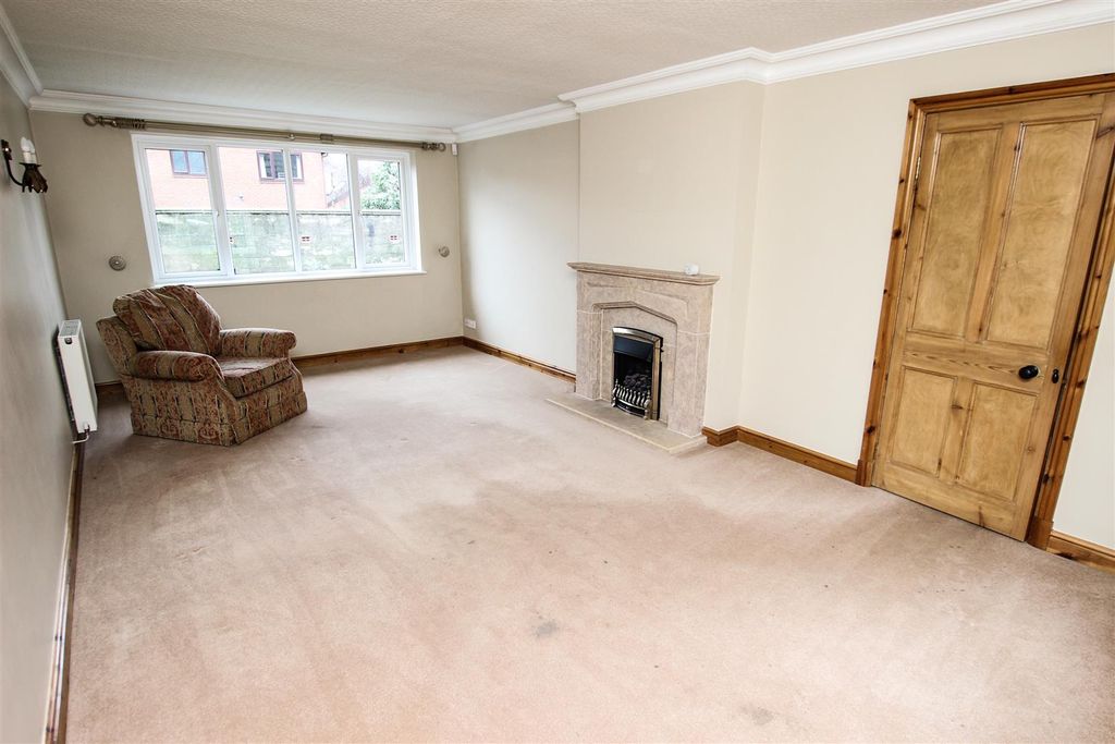 Property photo 3 of 16 Lounge