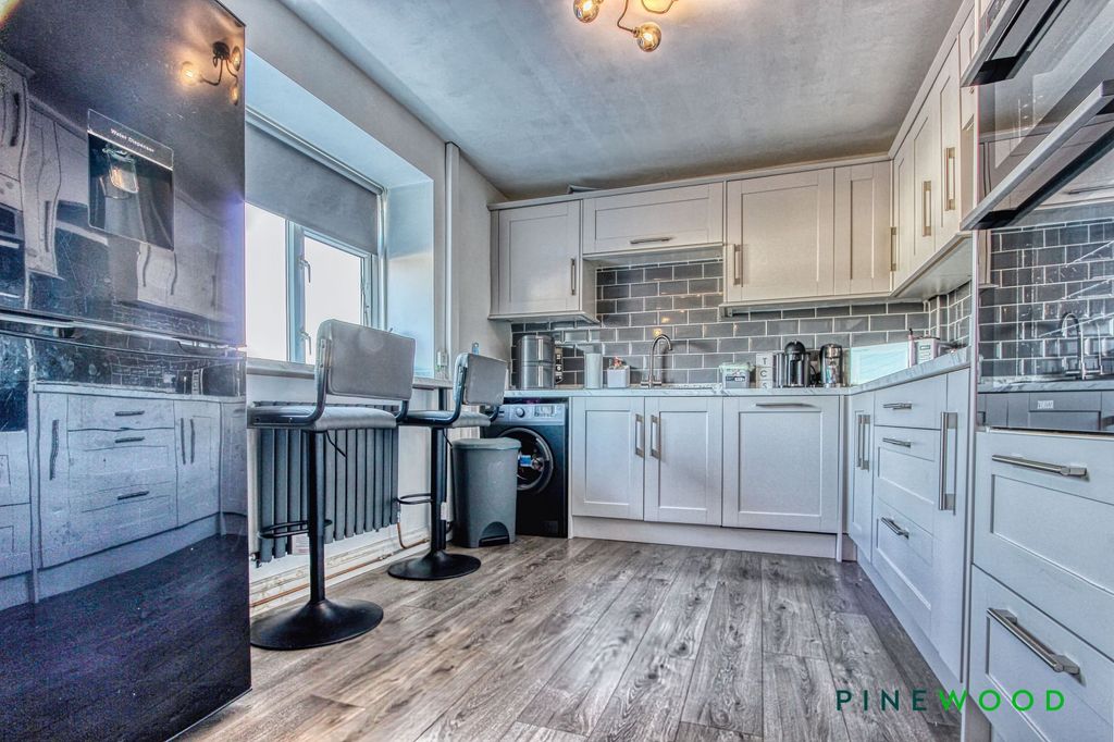 Property photo 2 of 14 Breakfast Kitchen