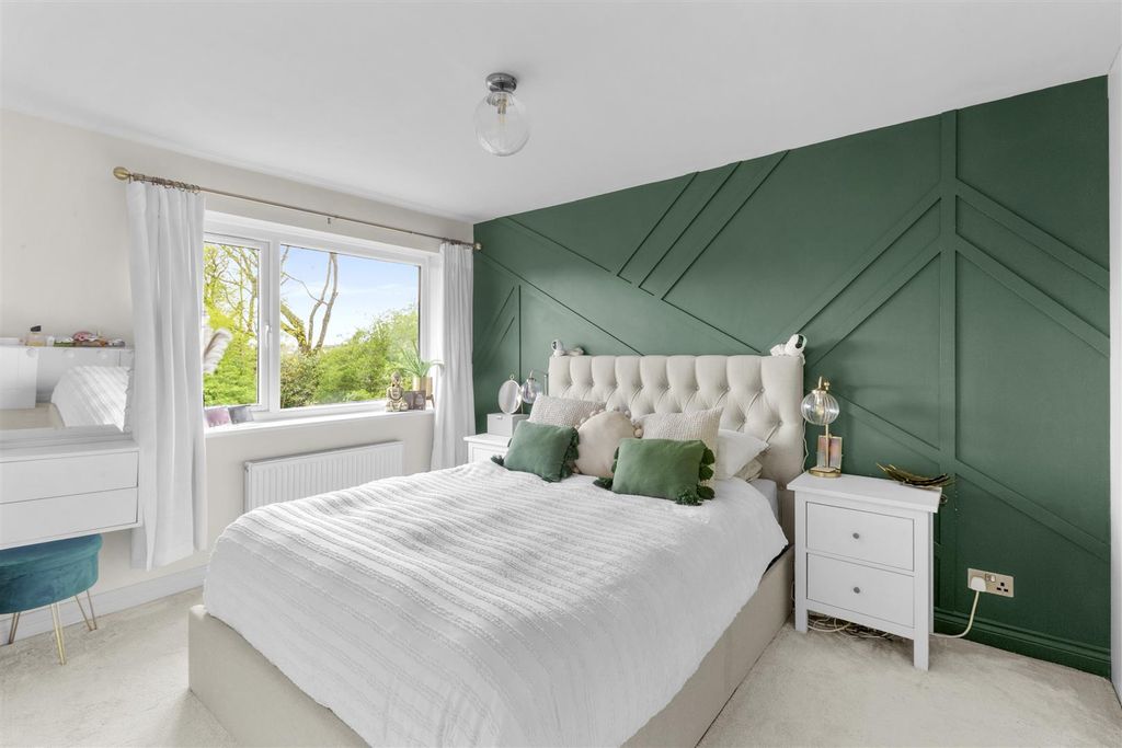 Property photo 3 of 18 Farndale Gardens-10.Jpg