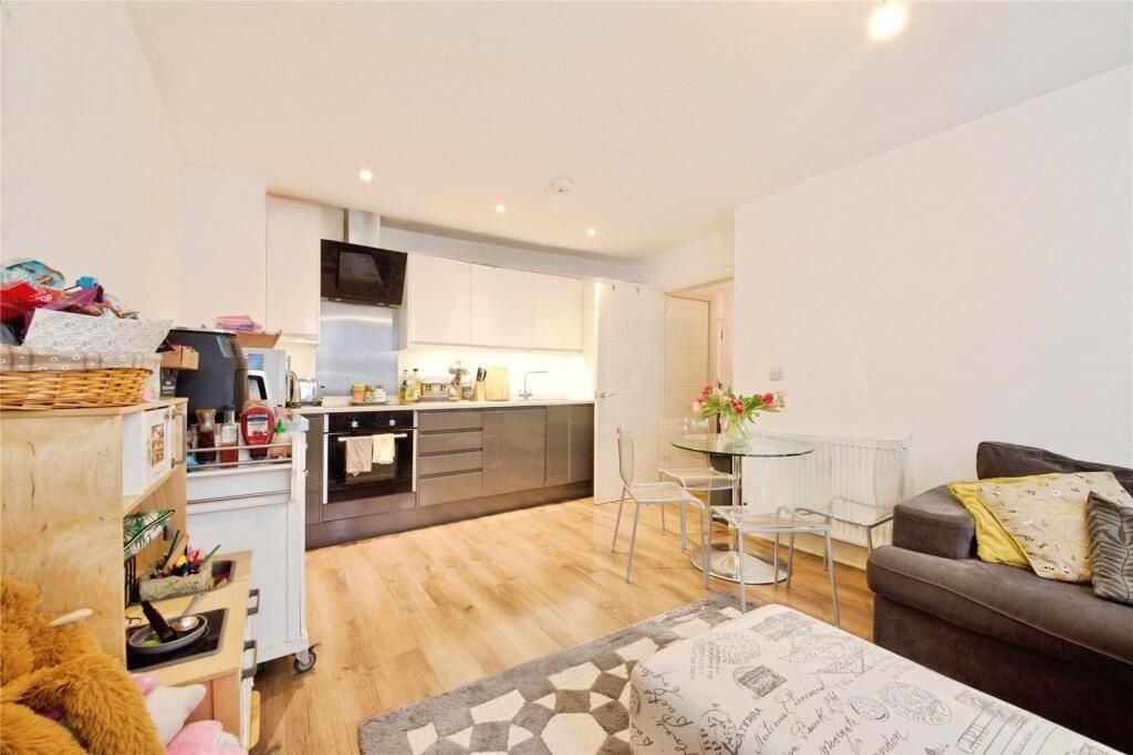 Property photo 3 of 8 Kitchen