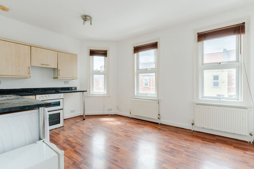 Property photo 3 of 11 A7407500-Hdr-7