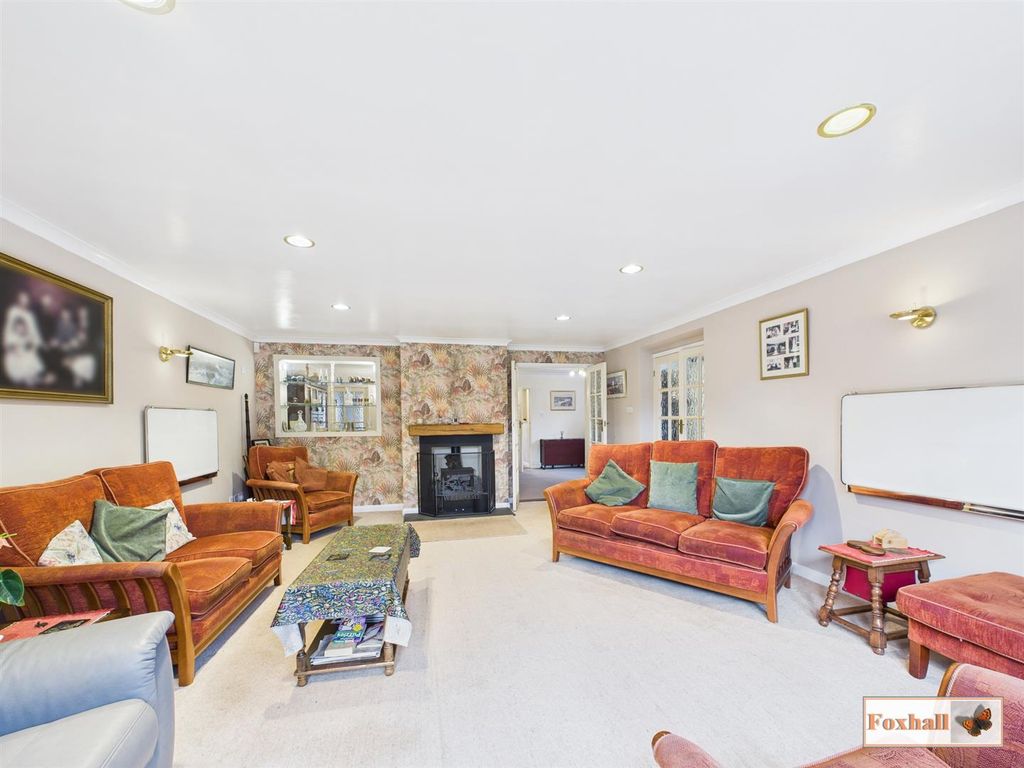 Property photo 2 of 37 Lounge