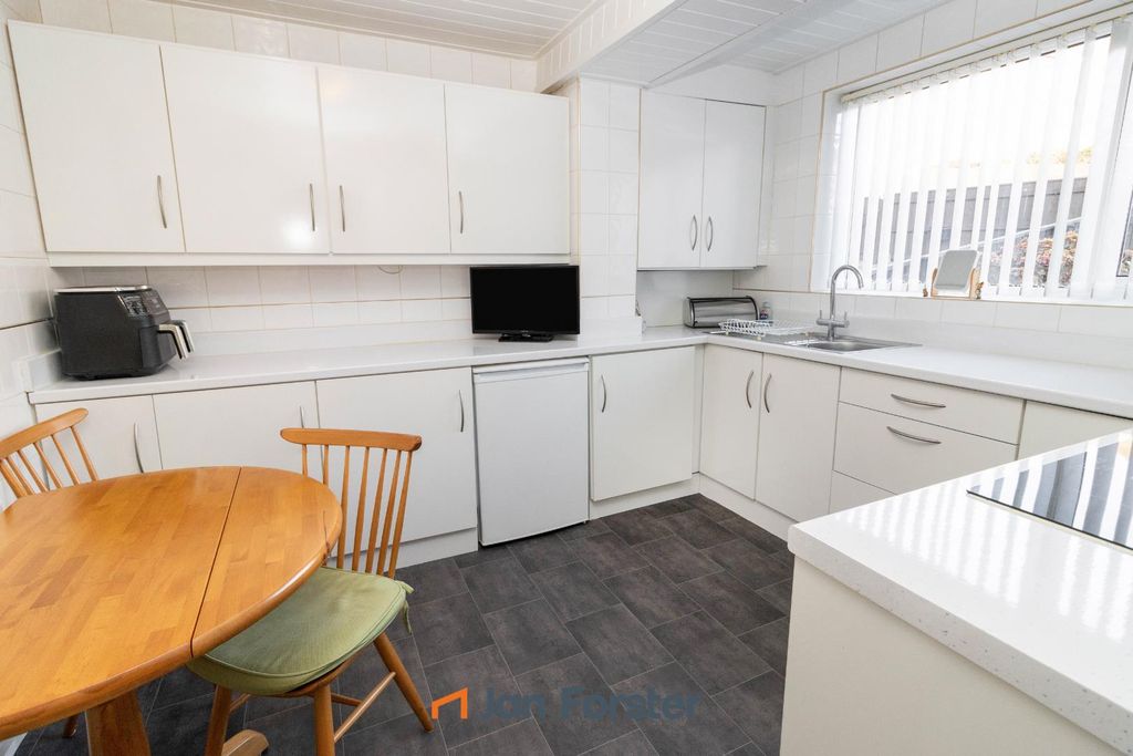 Property photo 3 of 10 Kitchen