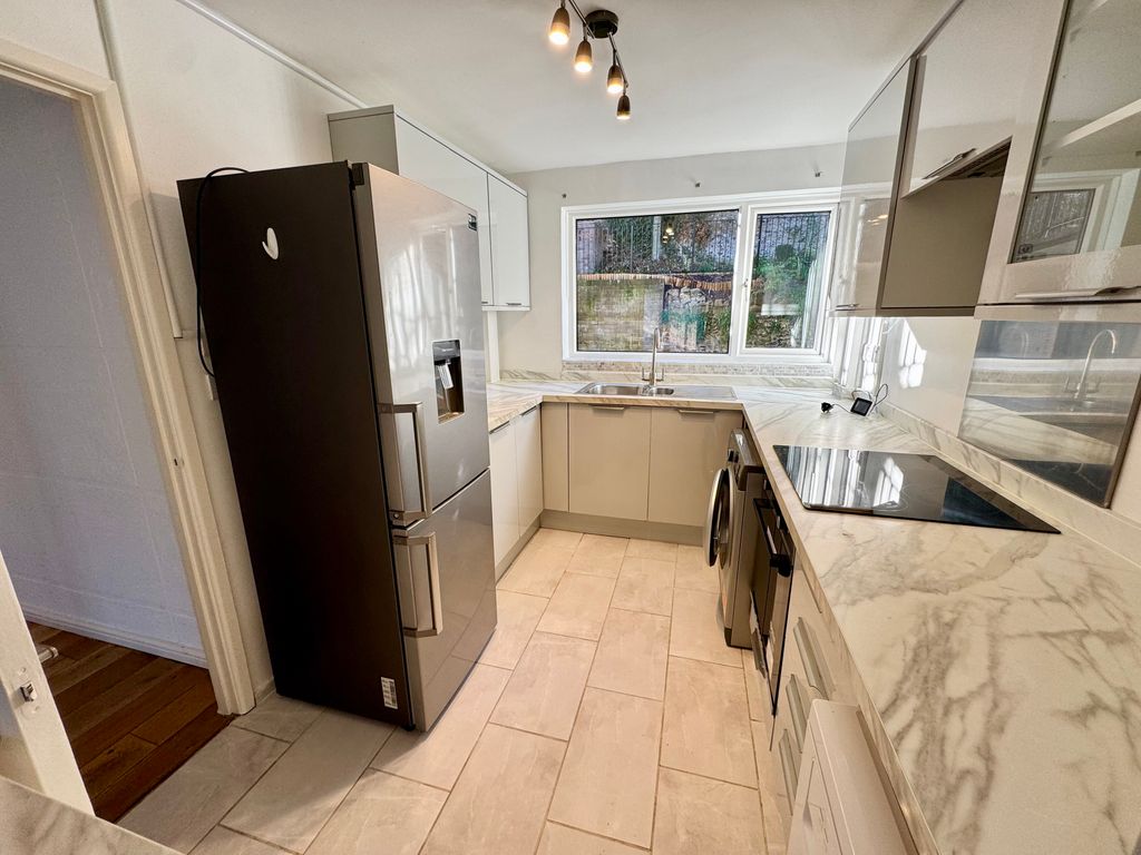 Property photo 2 of 10 7 Hillside Court - Kitchen