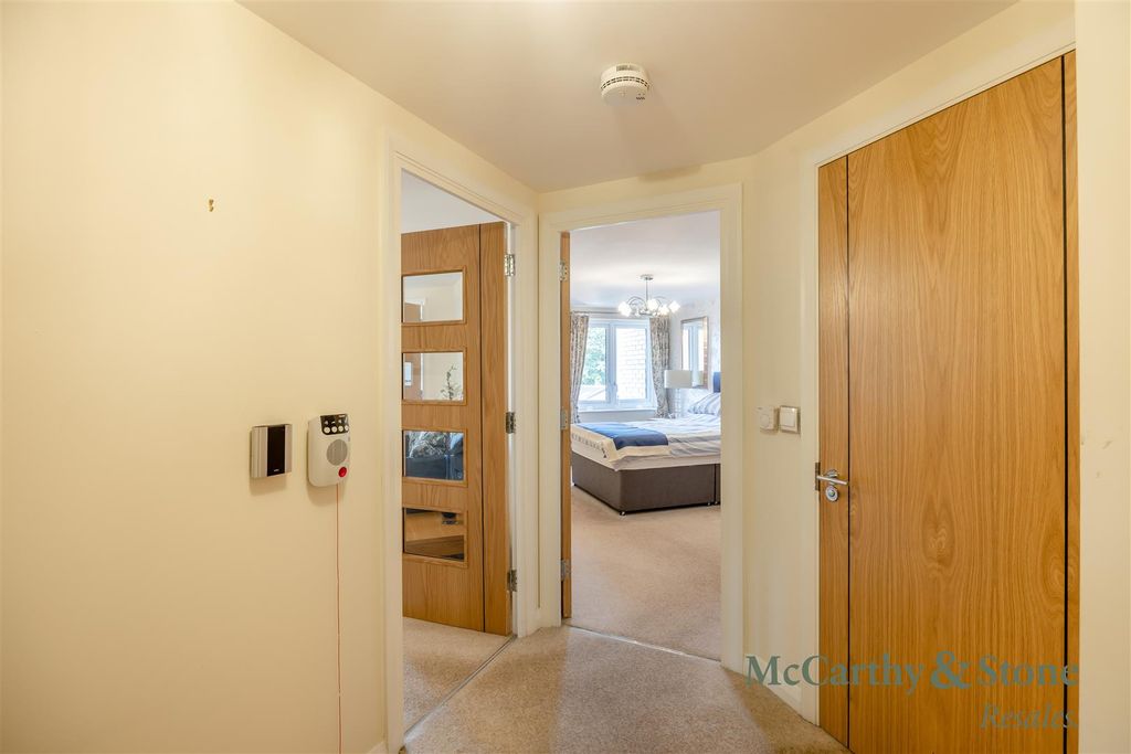 Property photo 3 of 19 8704628-Interior05.Jpg