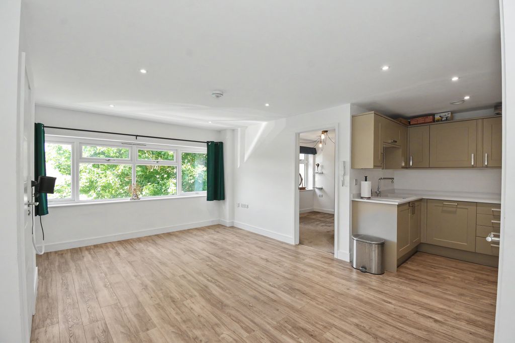 Property photo 2 of 13 Flat 6, Unit 2, Station Court, Bourne End Sl8 5Yq