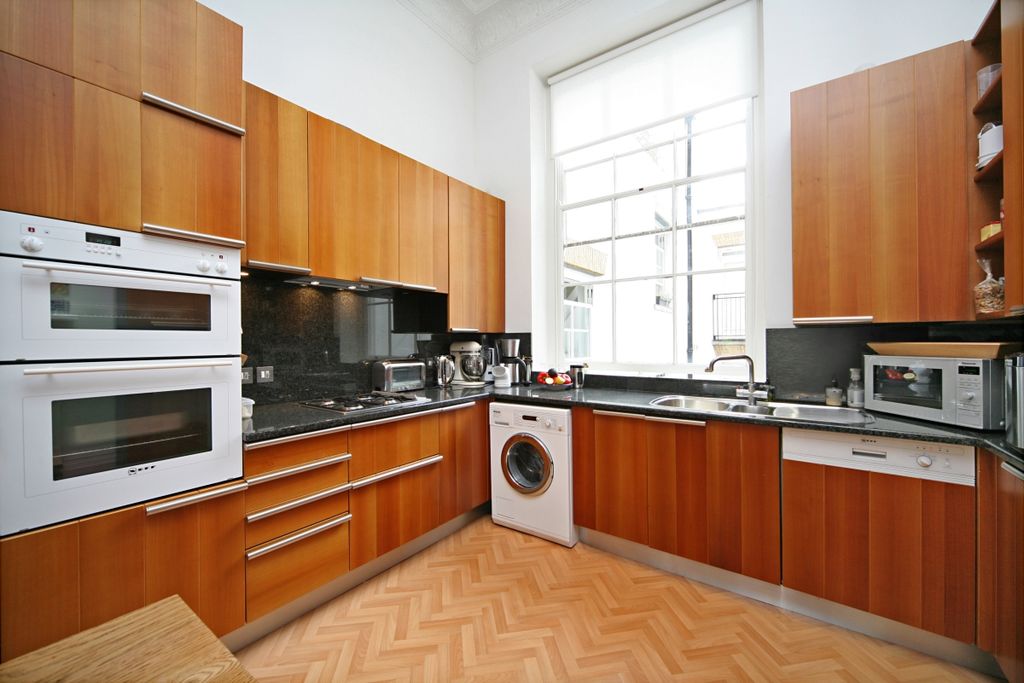 Property photo 2 of 7 Queen's Gate